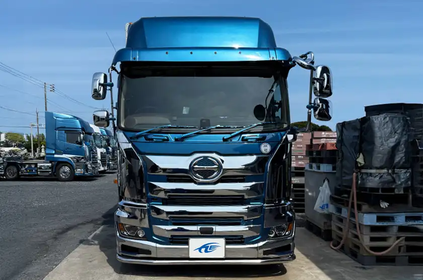 自社トラックの正面写真